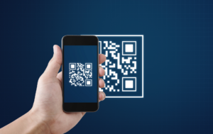 Un téléphone avec un qr code