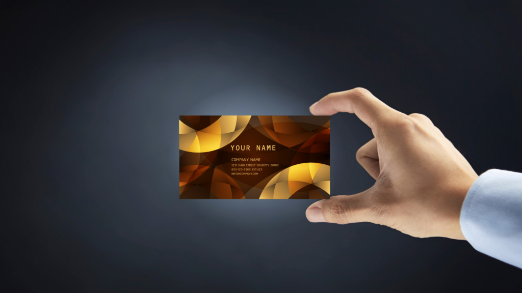 homme qui tient une carte de visite à personnaliser