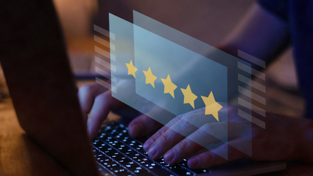 étoiles d'avis google en relief sur clavier d'ordinateur